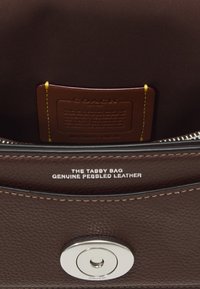 COACH POLISHED TABBY SHOULDER BAG  - Käekott - maple