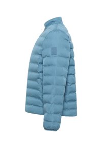 Hellblau gesteppte Daunenjacke mit vertikalen Steppnähten, Stehkragen und elastischen Bündchen, ausgestattet mit einem Abzeichen auf der linken Schulter.