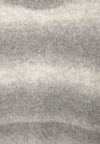 Pull en tricot gris avec un motif dégradé allant du gris clair au gris foncé, doté d'une texture douce et d'un col rond.