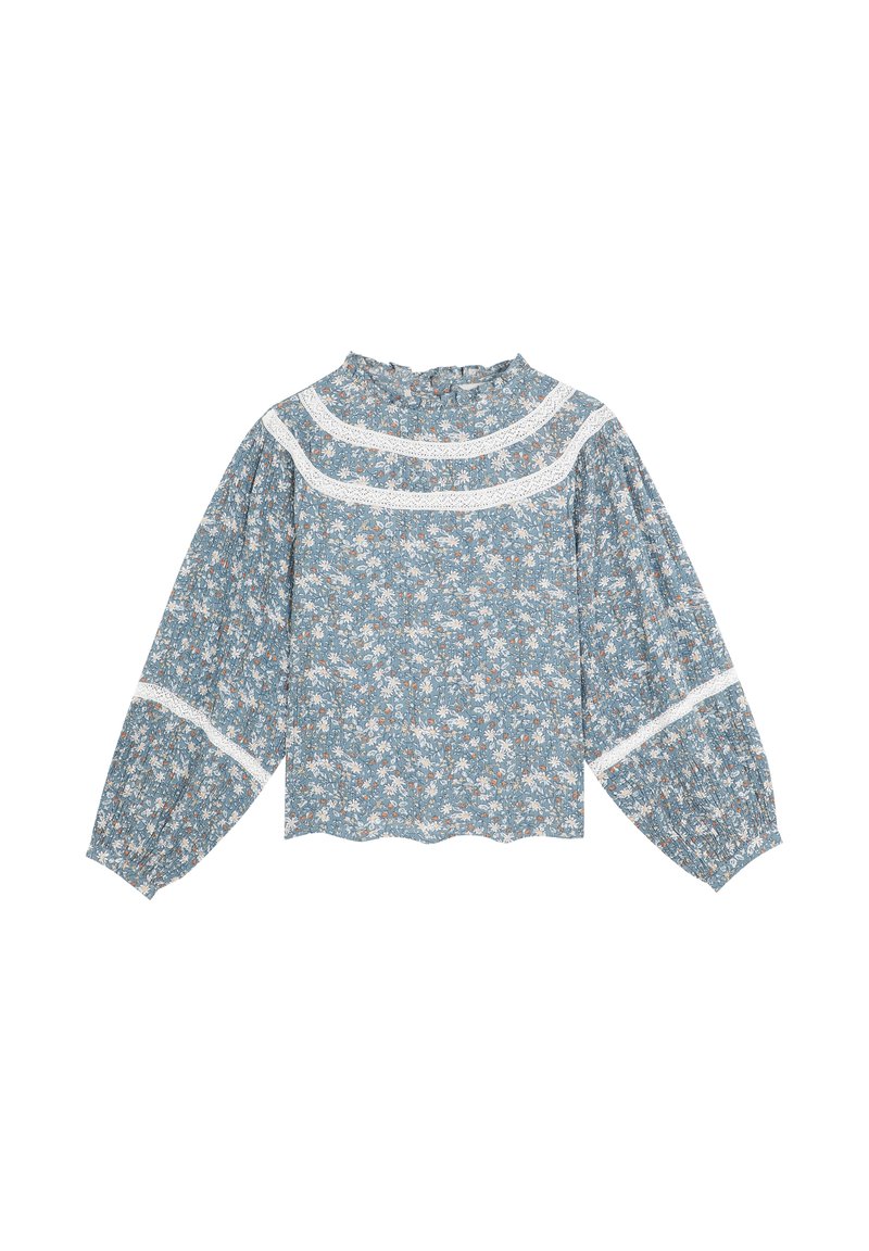 Blusa de manga larga azul con estampado floral, cuello simulado con volantes, detalles de encaje y mangas fruncidas con dobladillo en forma de punta. Material de algodón.