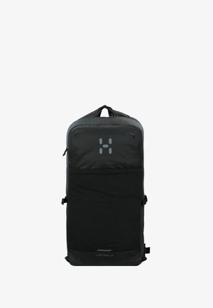 Sac à dos noir au design rectangulaire, fabriqué en tissu texturé. Il dispose d'une poignée supérieure, de bretelles ajustables et d'un logo imprimé en gris.