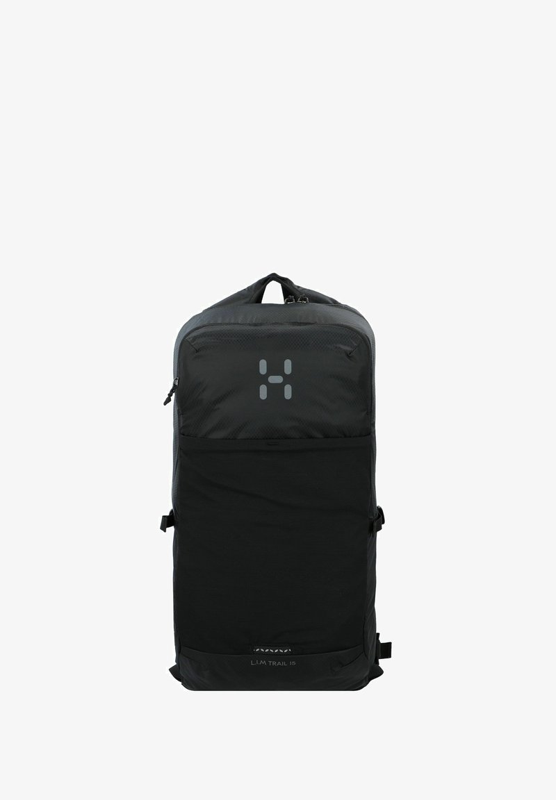 Zwarte rugzak met een rechthoekig ontwerp, gemaakt van textuurstof. Voorzien van een handvat aan de bovenkant, verstelbare schouderbanden en een logo bedrukt in grijs.