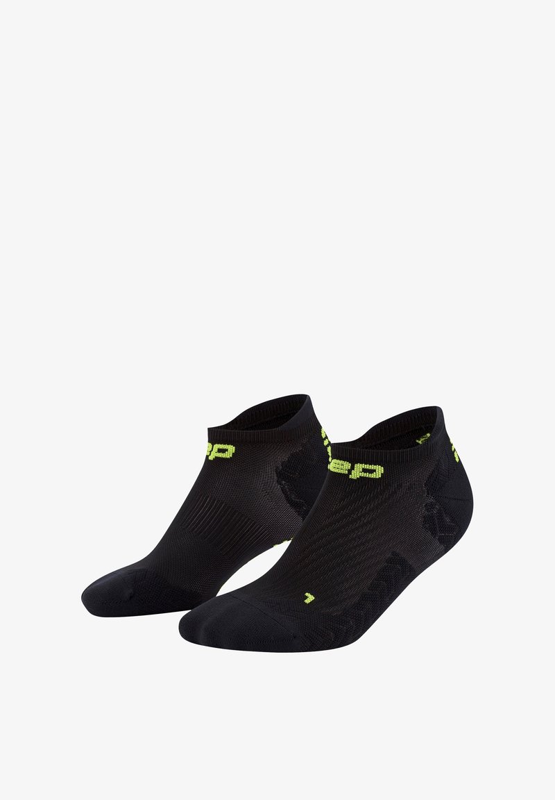 Sorte sportsockker med et struktureret mønster, ankellængde og et tætsiddende fit, samt lysende gule logo-accenter for synlighed.