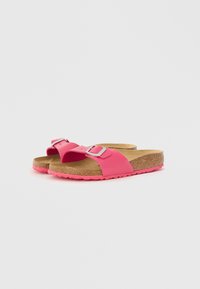 Roze slide sandalen met twee verstelbare banden, kurken voetbed, gestructureerde rubberen zool en metallic gespen. Rond gevormd met een casual ontwerp.