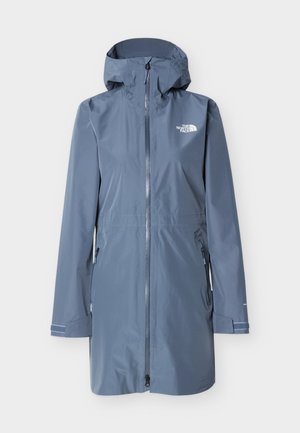 Nepremokavá bunda po kolená v tmavomodrej farbe so zipsom vpredu, nastaviteľnou kapucňou a dvoma bočnými vreckami na zips. Na hrudi má logo.