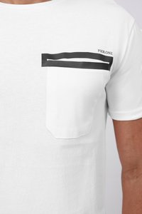 Hvid bomulds t-shirt med en venstre brystlomme. Har sorte grafiske striber over lommen og mærket "PIER.ONE" trykt i nærheden.