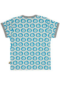 Baumwoll-T-Shirt mit einem wiederholten blauen Löwenkopfmuster auf einem cremfarbenen Hintergrund, mit grauen gerippten Ärmelbündchen und einem bunten Etikett.