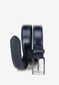 Cinturón de cuero navy con costuras contrastantes en azul claro, textura suave y una hebilla rectangular de plata. Presenta una etiqueta de marca en el extremo.