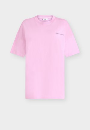 T-shirt en coton rose clair à manches courtes avec un petit texte noir "keep on moving" sur la partie supérieure gauche de la poitrine et un col ras du cou.