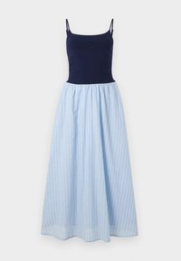 Vestido sin mangas con una parte superior entallada en navy y una falda fluida de rayas azul claro. La falda tiene rayas verticales y una cintura fruncida.