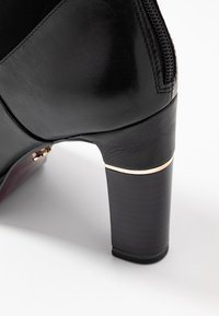 Tamaris Heart & Sole Botines de tacón - black