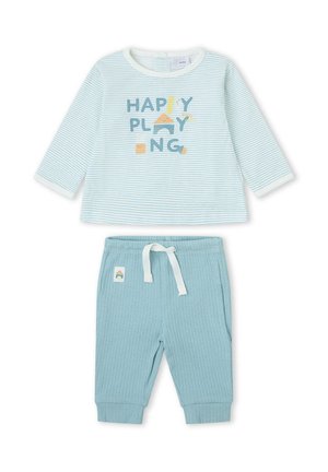 Camiseta de bebé de manga larga a rayas blancas y azul claro con texto "Happy Playing" y pantalones acanalados azules con cordón blanco.