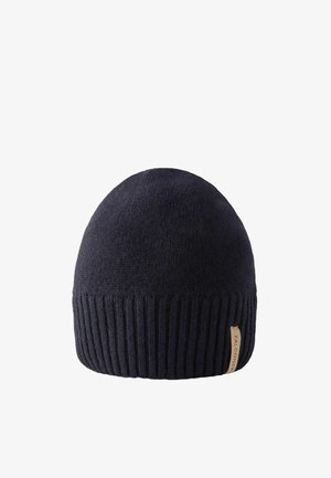 Gestrickte Mütze aus dunkelblauer Wolle mit rundem Kopf und einem gerippten Umschlag. Auf der Seite befindet sich ein kleines Lederetikett mit dem Markennamen.