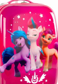Maleta dura rosa que presenta tres coloridos ponis de dibujos animados: uno púrpura con un cuerno de unicornio, uno blanco con acentos azules y uno naranja con cabello rosa.