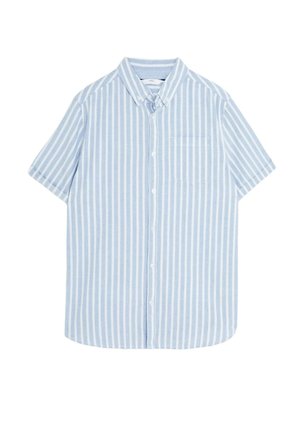 Lyseblå kortærmet skjorte med hvide lodrette striber, knaplukket krave, enkelt brystlomme og buet kant.