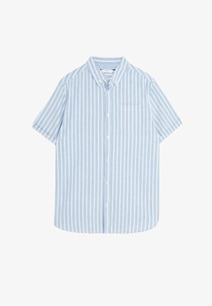 Lyseblå kortærmet skjorte med hvide lodrette striber, knaplukket krave, enkelt brystlomme og buet kant.