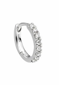 Pendiente de aro de plata con una superficie suave y pulida, adornado con una fila de pequeñas piedras preciosas transparentes engastadas en un canal en un lado.