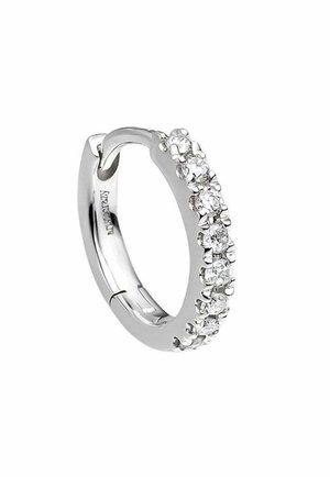 Pendiente de aro de plata con una superficie suave y pulida, adornado con una fila de pequeñas piedras preciosas transparentes engastadas en un canal en un lado.