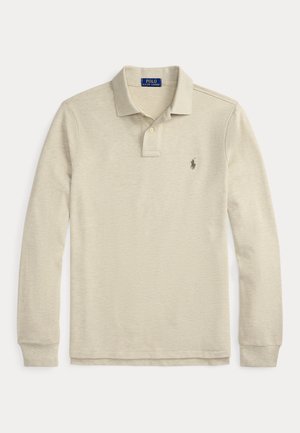 Polo beige à manches longues, avec un col à deux boutons et un petit logo de cheval brodé sur la poitrine.