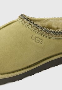 UGG TASMAN II - Papucsok - muted brass/magnolia leaf