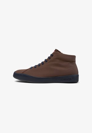 Bruine canvas hoge sneakers met marineblauwe accenten, ronde neus en een gestructureerd oppervlak. Beschikt over een donkere rubberen zool en blauwe veters. Merkl logo aan de zijkant.