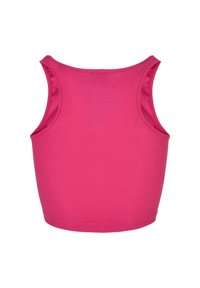 Roze geribbelde tanktop met een ronde halslijn en brede schouderbanden, met een getailleerd ontwerp en zonder zichtbare versieringen.