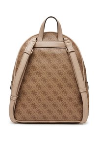 Mały beżowy plecak z regulowanymi ramiączkami, zdobiony powtarzającym się ciemnobrązowym wzorem monogramu na teksturowanym materiale.