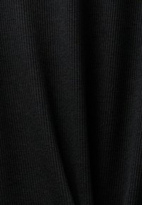 Gros plan sur un tissu noir avec une fine texture côtelée verticale et des plis subtils créant des ombres.
