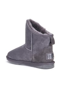 Szare botki za kostkę wykonane z zamszu, z miękką podszewką z owczej wełny, okrągłym noskiem i płaską gumową podeszwą. Wyposażone w tylną pętelkę oraz detal z logo.