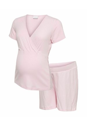 Ensemble de pyjama de maternité rose clair côtelé, comprenant un haut cache-cœur à manches courtes avec col en V et un short taille élastique.