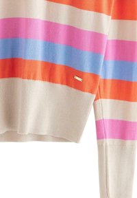 Randig tröja med horisontella band i orange, rosa, ljusblå och beige. Stickad struktur med en guldaccentetikett nära fållen.
