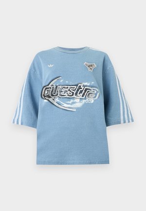 Φωτεινό γαλάζιο oversized T-shirt με λευκές ρίγες στα μανίκια, παραμορφωμένο κείμενο "Questra" και δύο μικρά γραφικά patches στο στήθος.