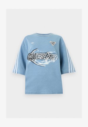 Φωτεινό γαλάζιο oversized T-shirt με λευκές ρίγες στα μανίκια, παραμορφωμένο κείμενο "Questra" και δύο μικρά γραφικά patches στο στήθος.