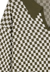 Pletena veste s maslinasto zelenim i bijelim kvadratnim uzorkom, s rebrastim zelenim izrezom i mekim teksturom.