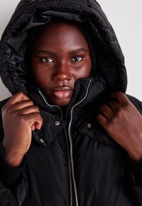 Vero Moda Curve VMCLUNA LONG COAT - Vinterkåpe / -frakk - black