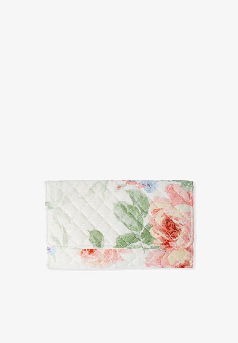 Pochette in tessuto trapuntato con rose rosa pastello e rosse e foglie verdi su sfondo bianco, forma rettangolare, patta piegata.