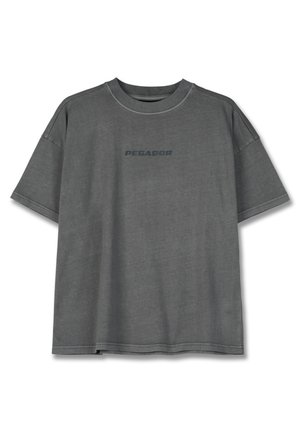 Camiseta cinza de manga curta, feita de algodão macio, com um decote redondo e um discreto logótipo "PEGADOR" impresso numa tonalidade mais escura na parte da frente.