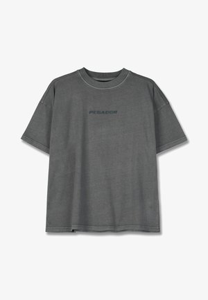 Camiseta cinza de manga curta, feita de algodão macio, com um decote redondo e um discreto logótipo "PEGADOR" impresso numa tonalidade mais escura na parte da frente.