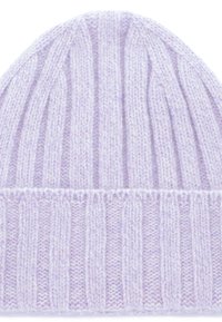 Beanie di colore viola chiaro a maglia con texture a coste, caratterizzato da strisce verticali e un risvolto. Realizzato in morbido materiale misto lana.