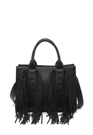 Sac à main en cuir noir avec deux poignées supérieures et quatre longues pampilles à franges suspendues aux bretelles avant, sur fond blanc.