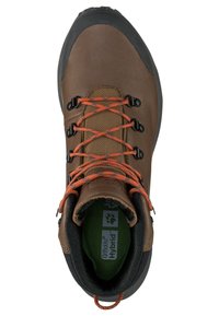 Stivale da trekking marrone con lacci arancioni, punta in gomma scura e tomaia in tessuto testurizzato. Presenta un colletto imbottito e una soletta verde.