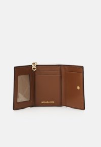 Portefeuille en cuir marron avec fermeture éclair, comportant une fenêtre transparente pour l'identité, des emplacements pour cartes et une impression de logo doré à l'intérieur.