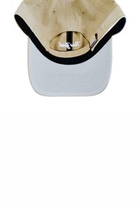 Helle beige Baseballmütze mit grauem Schirm und schwarzem Innenfutter. Verfügt über ein gesticktes Logo im Inneren und einen verstellbaren Kunststoffverschluss auf der Rückseite.