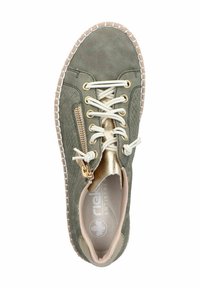 Baskets en daim vert avec texture tissée, accents en cuir beige, détail de fermeture éclair doré et lacets blancs. Semelle en caoutchouc avec bordure piquée.