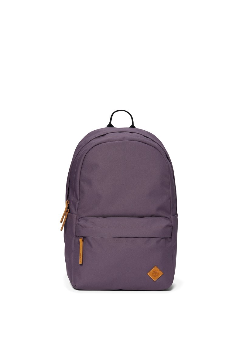 Lila tygryggsäck med en framficka med dragkedja, läderdetaljer och ett handtag på toppen. Har en diamantlogotyp på framsidan. Slät textur.
