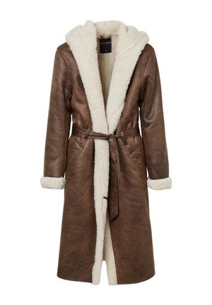Cappotto in pelle marrone con fodera e cappuccio in pelo sintetico color crema. Caratterizzato da una vita con cintura, due tasche frontali e maniche a polsino.