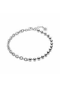 Silverarmband bestående av sammanlänkade kedjor och sfäriska pärlor, med en hummerlås och en liten berlock för extra detaljer.