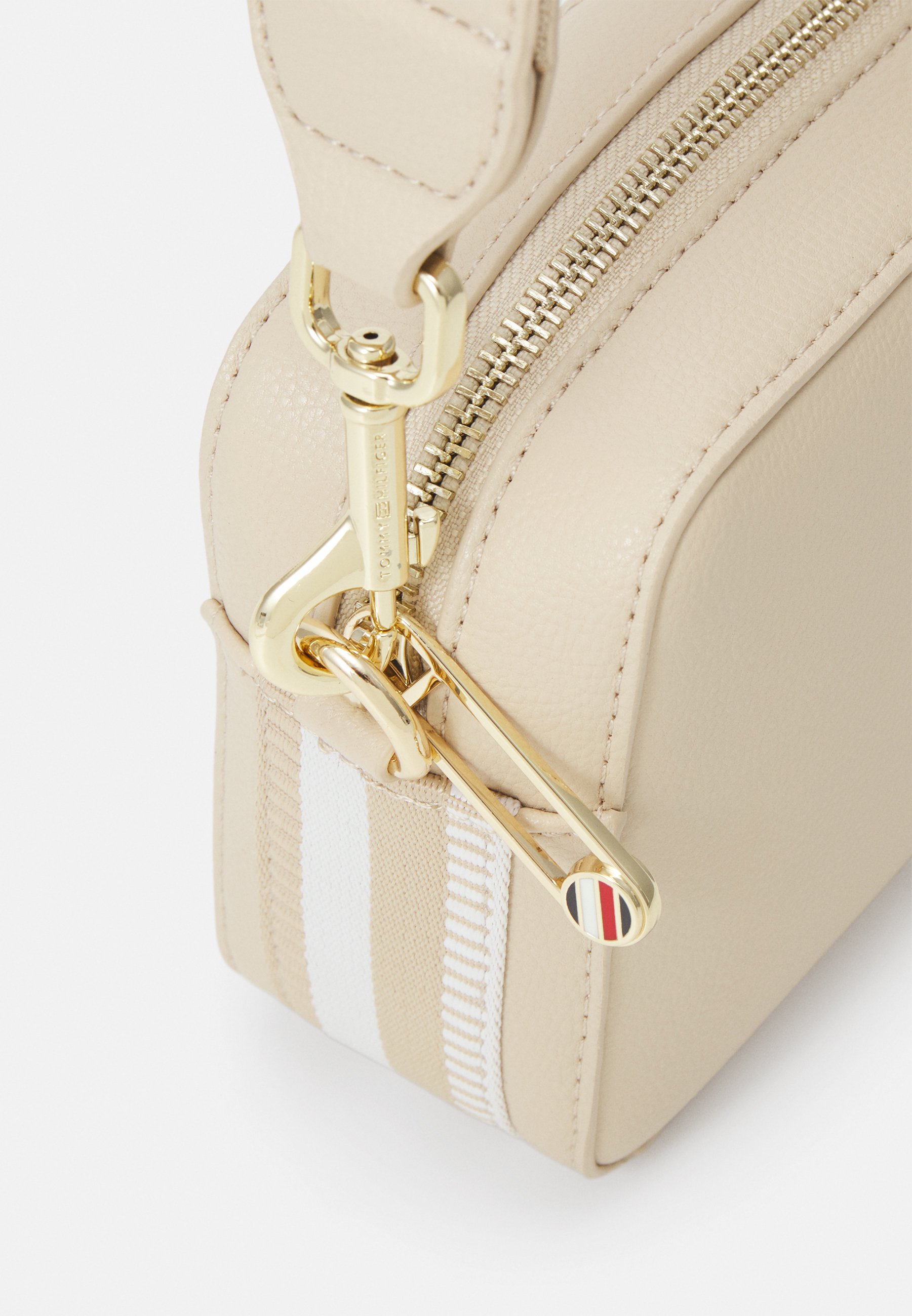 【papier】Cross Cami / Beige Tommy Hilfiger ESSENTIAL CAMERA BAG - Geantă crossbody - white