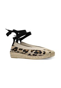 Leopardprint espadrille met beige canvas, zwarte stoffen enkelbandjes en een jute zool; heeft een ronde neus en gevlochten randdetails.