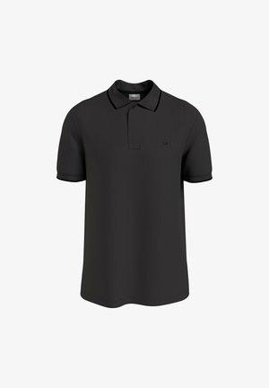 Polo noir en tissu lisse, avec un col à bord contrasté, des manches courtes et un petit logo sur la poitrine.